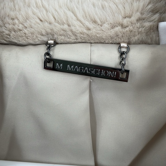 Never Worn Faux Fur M Magaschoni Zip Up Elastic Bottom Beige Fluffy Soft Coat - Picture 6 of 10